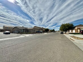 13232 Newport St in Hesperia, CA - Foto de edificio - Building Photo