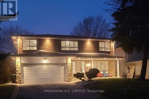 100 Poplar Heights Dr in Toronto, ON - Building Photo