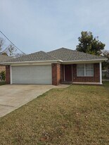 1002 N Greenwich Ave in Russellville, AR - Building Photo