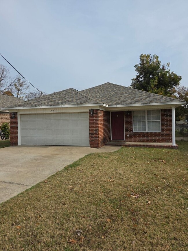 property at 1002 N Greenwich Ave