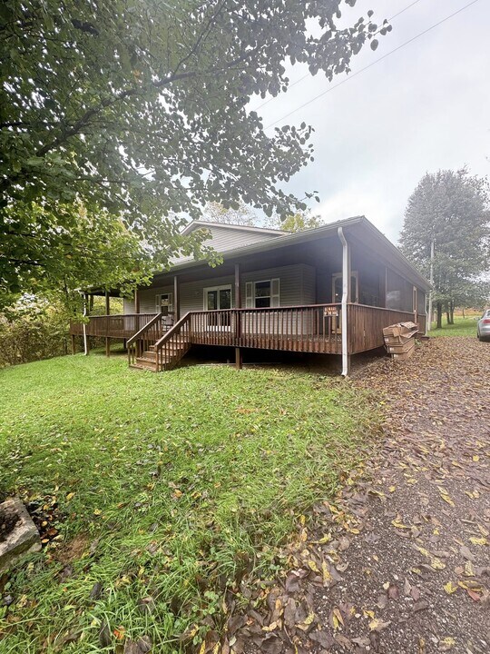 7506 KY-32 in Sadieville, KY - Building Photo