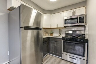 831 Cedar Ave in Bensalem, PA - Foto de edificio - Building Photo