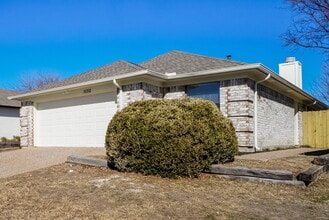 10312 Lone Pine Ln in Fort Worth, TX - Foto de edificio - Building Photo