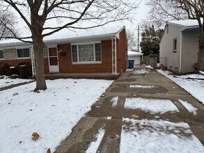 28556 Milton Ave in Warren, MI - Building Photo - Building Photo