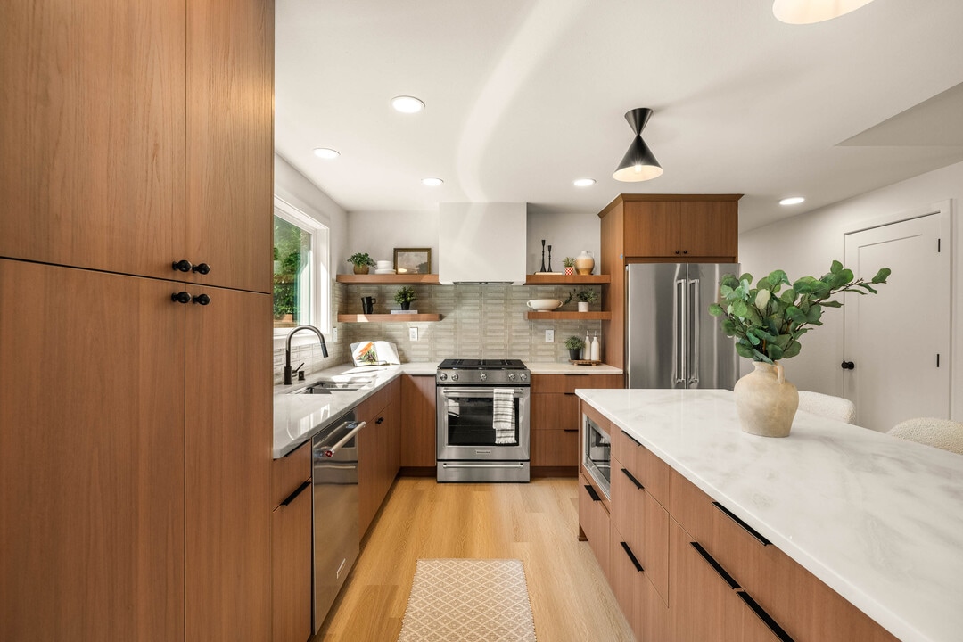 18212 72nd Ave W in Edmonds, WA - Building Photo