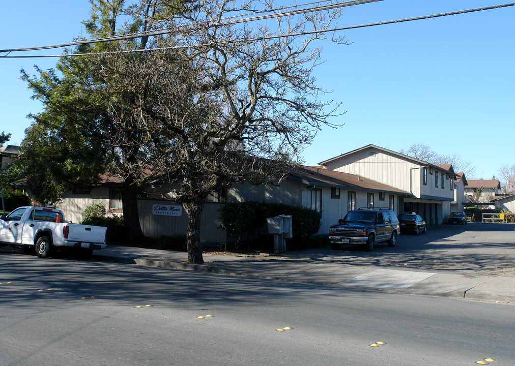 647 Dutton Ave in Santa Rosa, CA - Foto de edificio