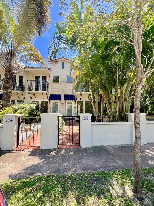 252 Majorca Ave in Coral Gables, FL - Building Photo