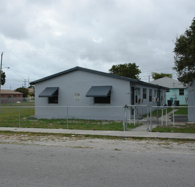 2234 Forrest St in Hollywood, FL - Foto de edificio - Building Photo