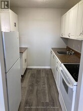 560-560 Bloor St E in Oshawa, ON - Building Photo - Building Photo