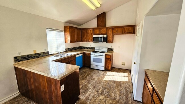 5511 Kettle Dome St in Bakersfield, CA - Building Photo - Building Photo