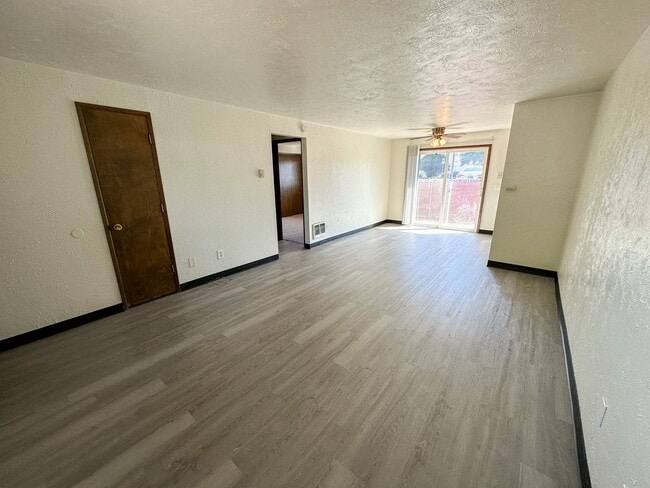 1574-1594-1594 Evergreen Ave NE