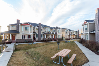 Grass Creek Village in Anchorage, AK - Foto de edificio - Building Photo