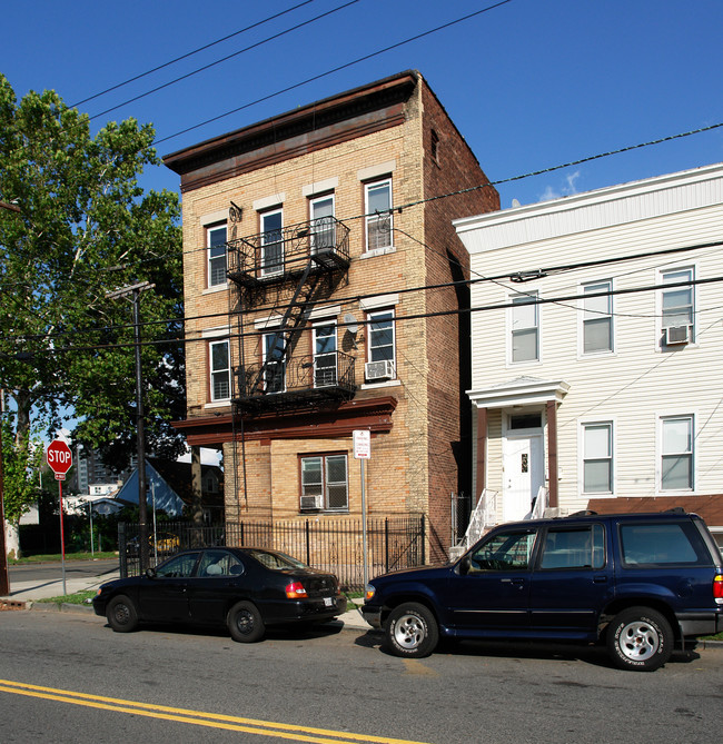 705 N 8th St in Newark, NJ - Building Photo - Building Photo