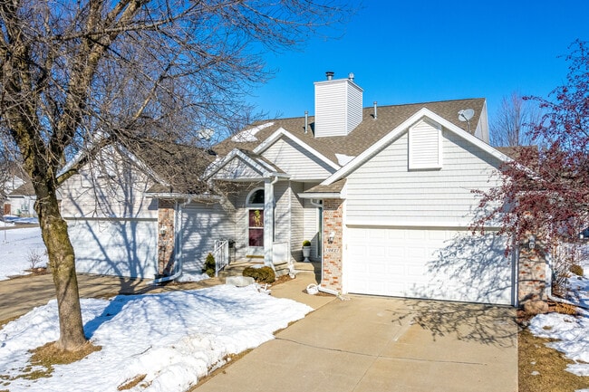 The Townhomes of Foxdale in Urbandale, IA - Foto de edificio - Building Photo