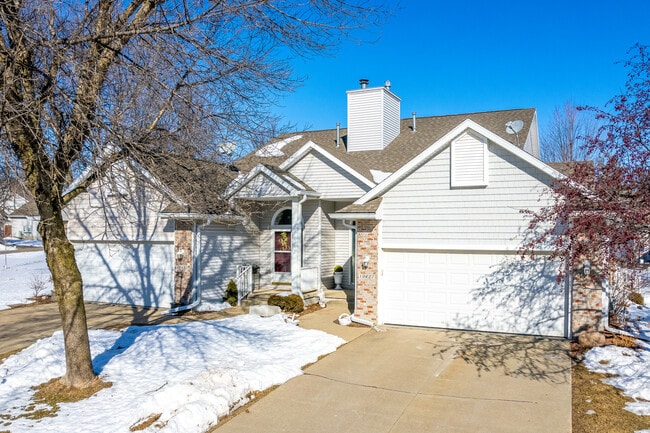 The Townhomes of Foxdale in Urbandale, IA - Building Photo - Building Photo