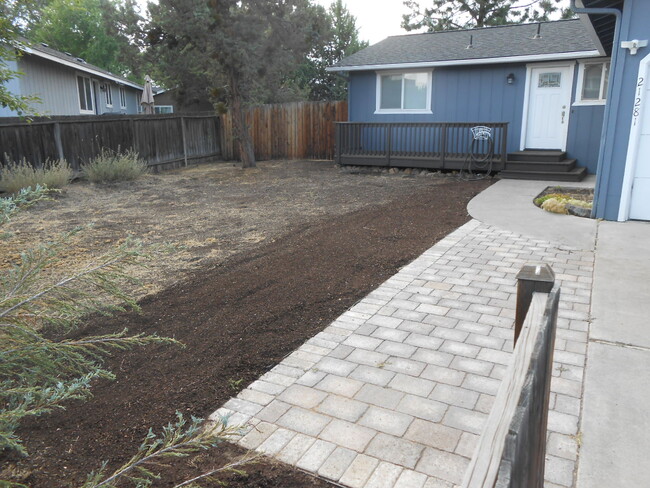 21281 NE Butler Market Rd in Bend, OR - Foto de edificio - Building Photo