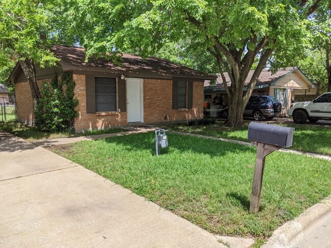PRE-LEASING MAY 2026! ADORABLE 2/1 HOUSE I in Bryan, TX - Building Photo - Building Photo