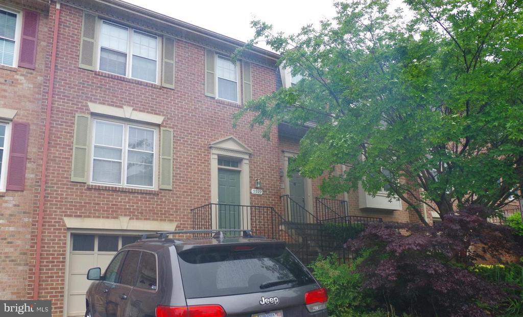 5929 Woodfield Estates Dr in Alexandria, VA - Building Photo