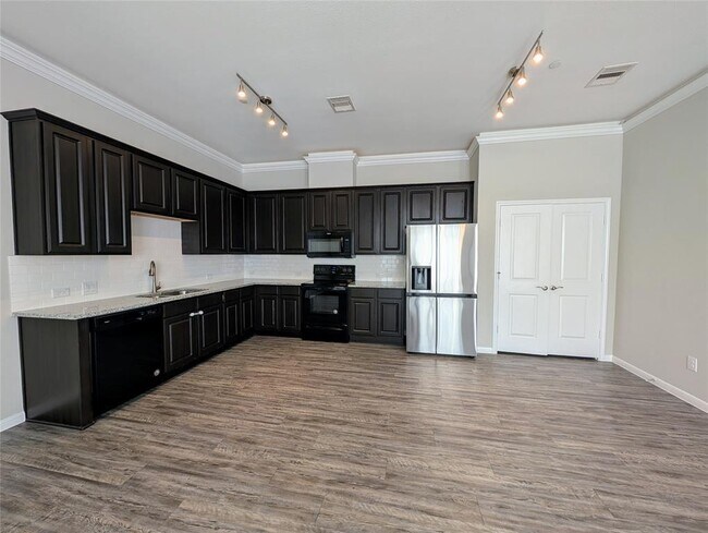 7486 Woo St in Pearland, TX - Foto de edificio - Building Photo