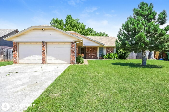 1001 Walsh Ln in Yukon, OK - Building Photo