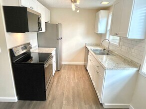 16825 SE Powell Blvd in Portland, OR - Building Photo - Building Photo