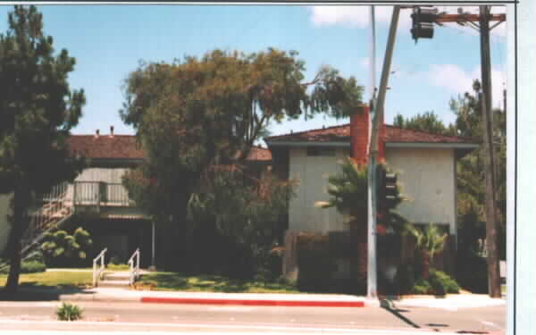 Pacific Crest Apartments in Huntington Beach, CA - Building Photo