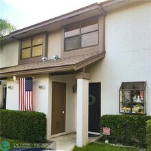 4707 NW 82nd Ave in Lauderhill, FL - Foto de edificio - Building Photo