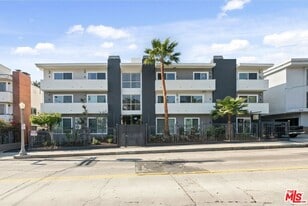 2449 Beachwood Dr in Los Angeles, CA - Building Photo