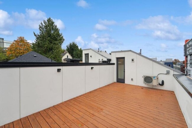 909 Hiawatha Pl S in Seattle, WA - Building Photo - Building Photo