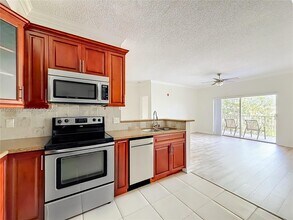 6968 SW 39th St in Davie, FL - Building Photo - Building Photo