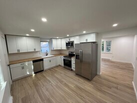 35 Hooker St, Unit 1 in Braintree, MA - Building Photo