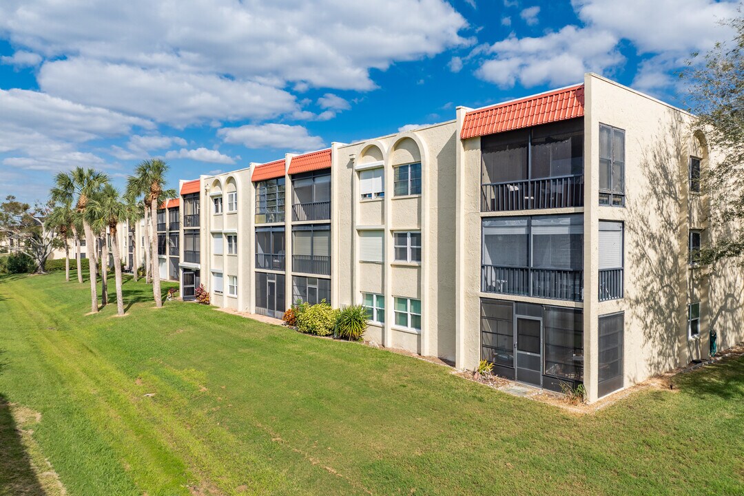 Villas Capri in Largo, FL - Foto de edificio