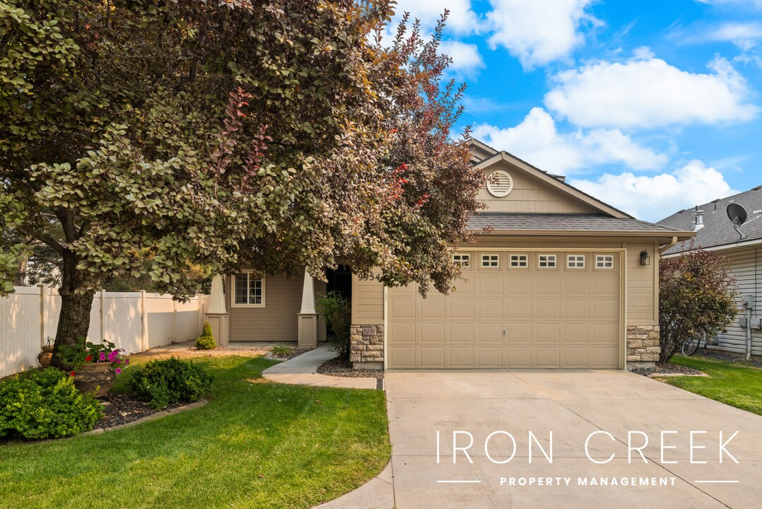 9954 W Sleepy Hollow Ln in Garden City, ID - Building Photo