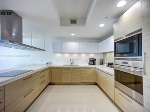 17301 Biscayne Blvd, Unit 1203 in Aventura, FL - Building Photo - Building Photo