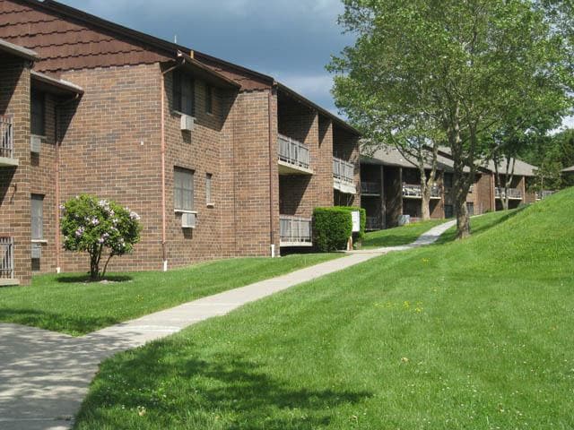 Brook Bridge Apartments in Newton, NJ - Foto de edificio