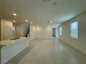 639 La Vis Acrs Ln in Las Vegas, NV - Building Photo - Building Photo