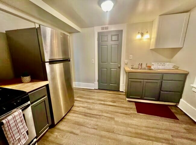 121 Sumner Ave, Unit Apartment 3