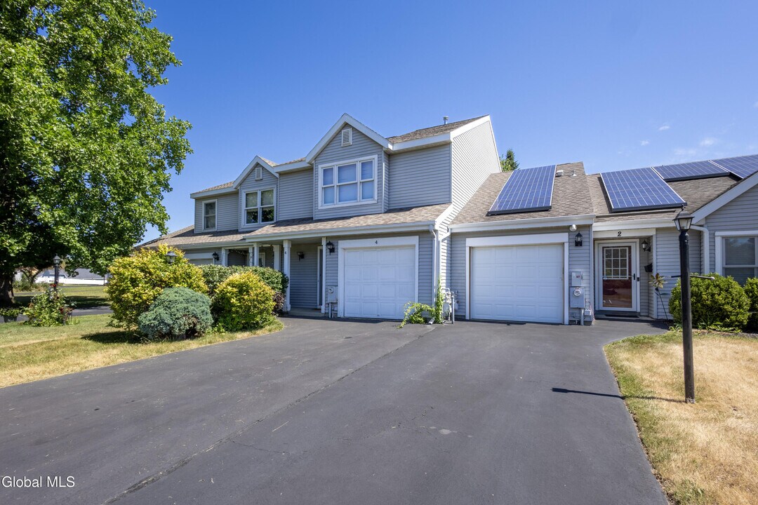 4 Justine Ct in Rensselaer, NY - Building Photo