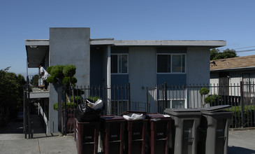 1947 E 22nd St in Oakland, CA - Foto de edificio - Building Photo