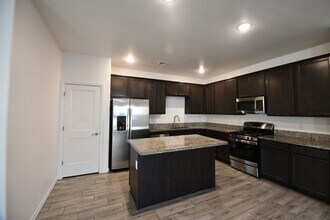 165 W Seaside Dr in Casa Grande, AZ - Building Photo - Building Photo