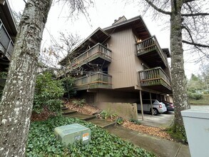 7538 SW Barnes Rd in Portland, OR - Building Photo - Building Photo