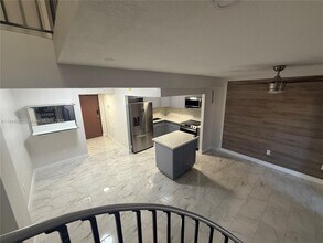 300 Northwest Dr in Miami, FL - Building Photo - Building Photo