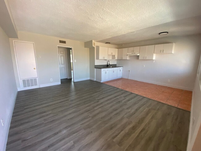 1226 W 98th St in Los Angeles, CA - Foto de edificio - Building Photo