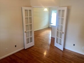 209 S McPherson Church Rd in Fayetteville, NC - Foto de edificio - Building Photo