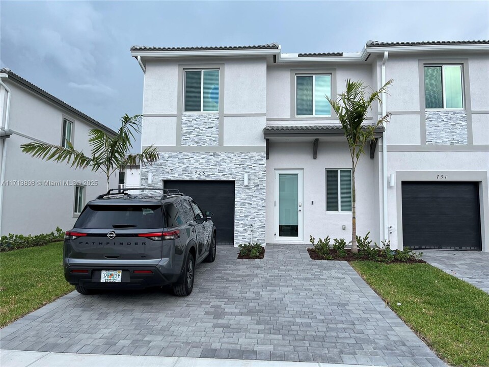 725 SE 14th Ct in Homestead, FL - Foto de edificio