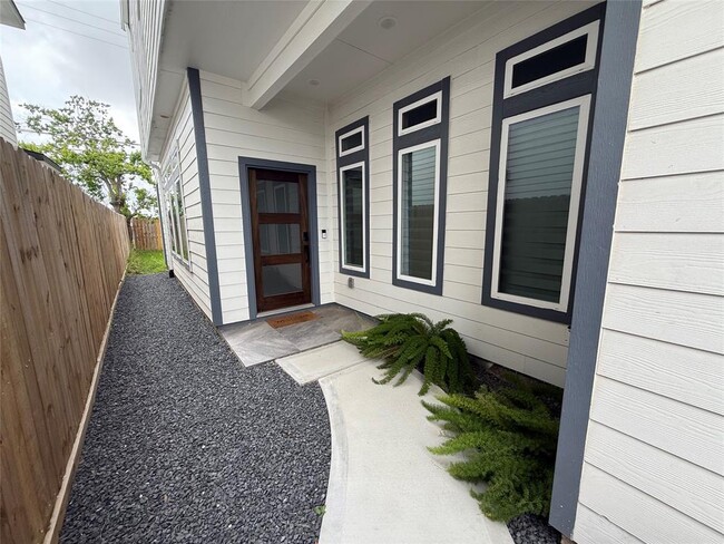 7110 St Augustine St in Houston, TX - Building Photo - Building Photo