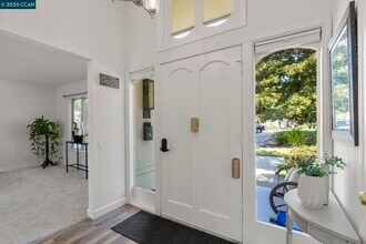 2017 Pine Knoll Dr in Walnut Creek, CA - Building Photo - Building Photo