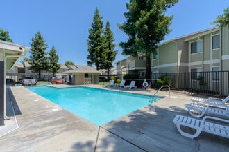 Autumn Run Apartments in Woodland, CA - Building Photo - Building Photo