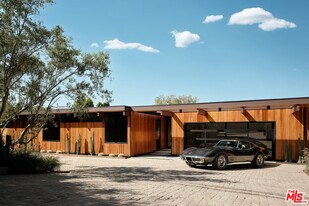 5637 Busch Dr in Malibu, CA - Building Photo