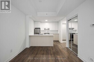 145 Canon Jackson Dr in Toronto, ON - Building Photo - Building Photo